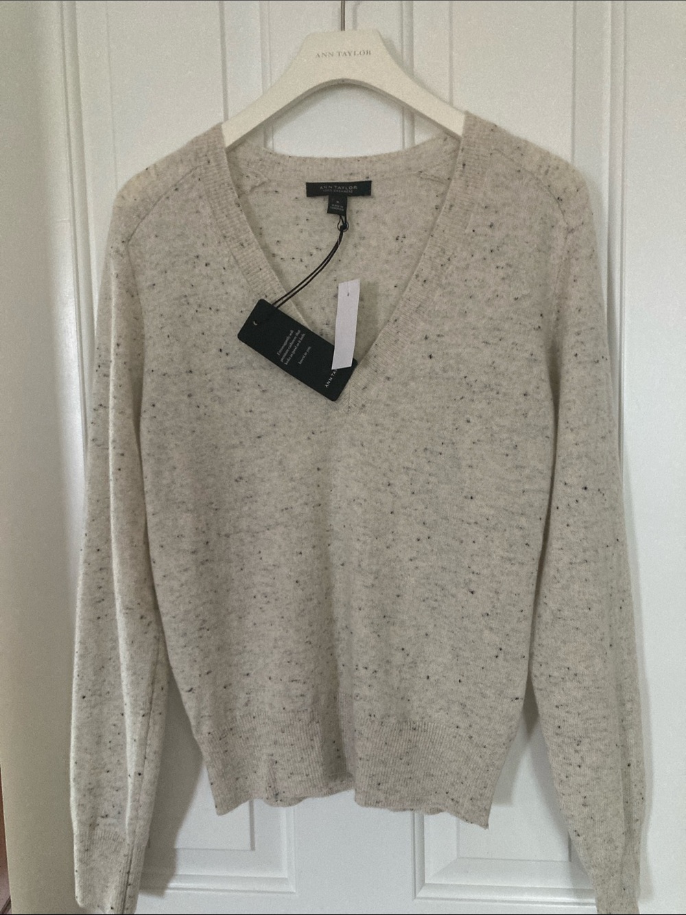 Ann Taylor Cream Speckled V-Neck Pullover Sweater, size-M, Cashmere